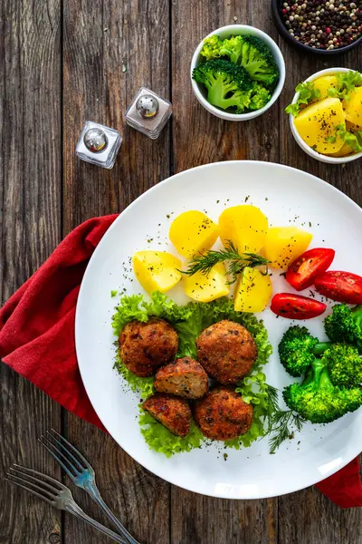 Kızarmış Domuz Köftesi Haşlanmış Patates Ahşap Masada Pişmiş Brokoli — Stok fotoğraf