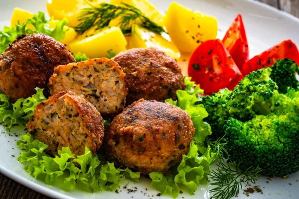 Gebratene Schweinefleischbällchen Mit Salzkartoffeln Und Gekochtem Brokkoli Auf Holztisch — Stockfoto