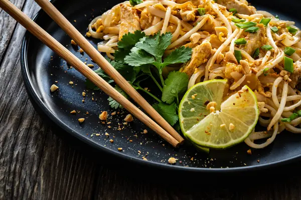Pad Thai Chicken Nuggets Rice Noodles Peanut Tamarind Sauce Wooden — Stock Photo, Image