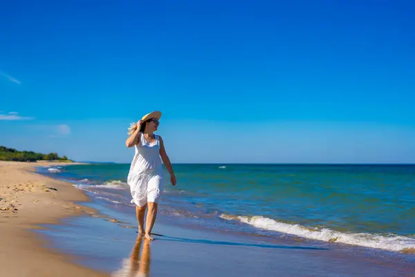 Όμορφη Μέση Ενήλικη Γυναίκα Πόδια Στην Ηλιόλουστη Παραλία — Φωτογραφία Αρχείου