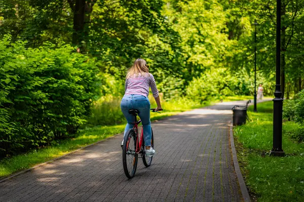 Kobieta Jazda Rowerze Parku Miejskim — Zdjęcie stockowe
