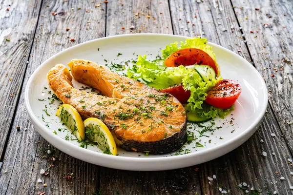 Fried Salmon Steak Fresh Vegetable Salad Served Wooden Table — Stock Photo, Image