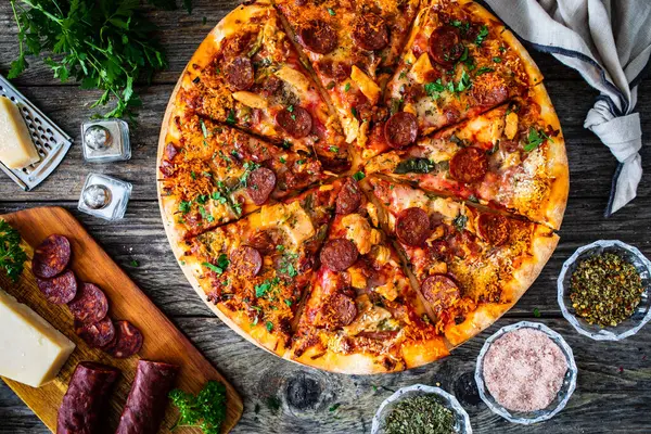 Tavuk Nugget Mozzarella Ile Yuvarlak Pizza Sucuğu Ahşap Masada — Stok fotoğraf