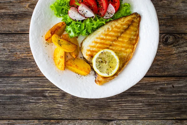 Grilled Sea Bream Potatoes Fresh Vegetables Wooden Table — Stock Photo, Image