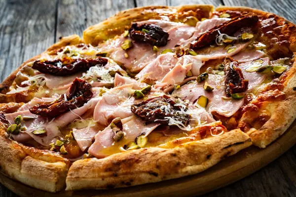 Pizza Mortadella Serem Mozzarella Suszonymi Pomidorami Drewnianym Stole — Zdjęcie stockowe
