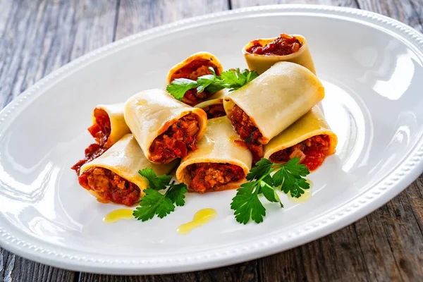 Paccheri Con Rag Alla Bolognese Nudle Boloňskou Omáčkou Dřevěném Stole — Stock fotografie