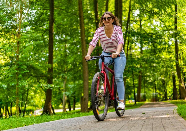 Schöne Erwachsene Frau Fährt Fahrrad Stadtpark — Stockfoto