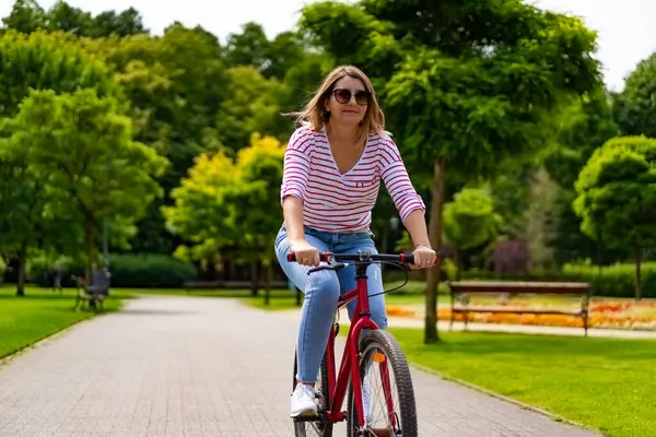 Belle Adulte Femme Vélo Dans Parc Ville — Photo
