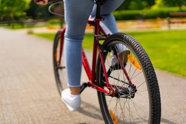 Bella Donna Media Adulto Bicicletta Nel Parco Della Città — Foto Stock