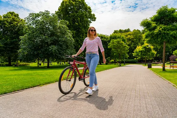 Belle Adulte Femme Vélo Dans Parc Ville — Photo