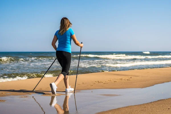 Σκανδιναβικό Περπάτημα Όμορφη Γυναίκα Άσκηση Στην Παραλία — Φωτογραφία Αρχείου