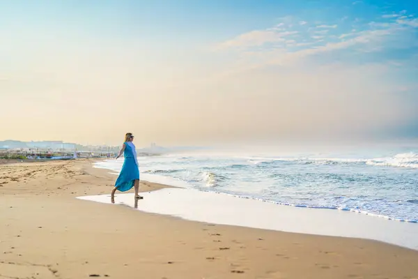 晴れたビーチを歩く美しい中間の大人の女性 — ストック写真