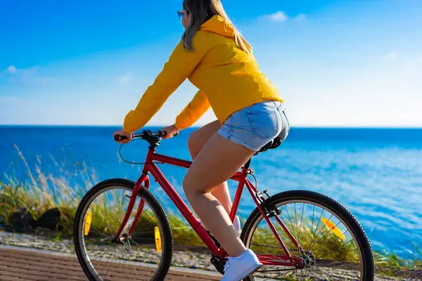 Kobieta Jazda Rowerem Nad Morzem — Zdjęcie stockowe