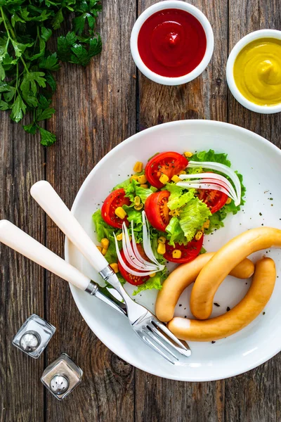 Desayuno Salchichas Hervidas Verduras Frescas Servidas Sobre Una Mesa Madera — Foto de Stock