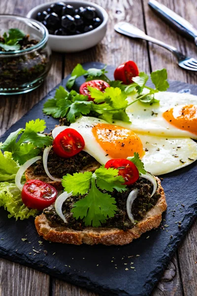 Desayuno Lado Soleado Hasta Huevo Bruschetta Tapenade Verduras Frescas Mesa — Foto de Stock