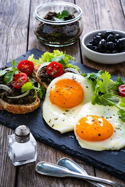 Desayuno Lado Soleado Hasta Huevo Bruschetta Tapenade Verduras Frescas Mesa — Foto de Stock