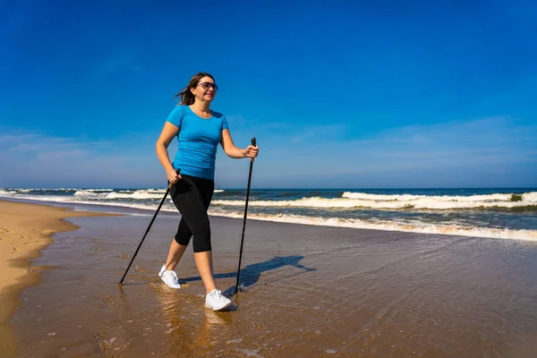 Nordic Walking Schöne Frau Beim Training Strand — Stockfoto