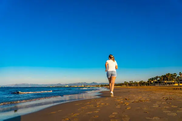 Strandurlaub Schöne Frau Läuft Sonnigen Strand Costa Dorada Spanien — Stockfoto
