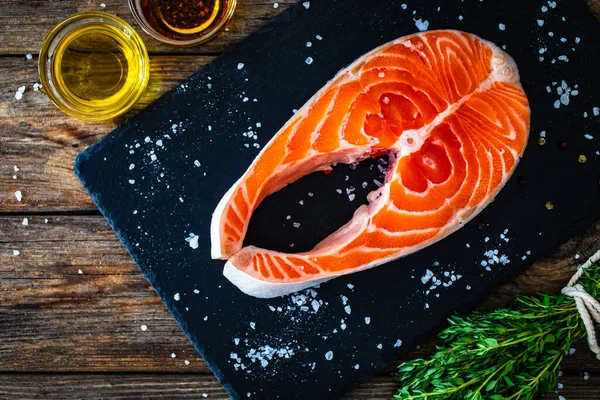 Fresh Raw Salmon Steak Salt Fresh Vegetables Wooden Background — Stock Photo, Image