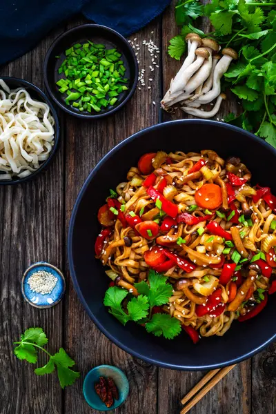 Asian Style Stir Fried Vegetables Noodles Wooden Table — Stock Photo, Image
