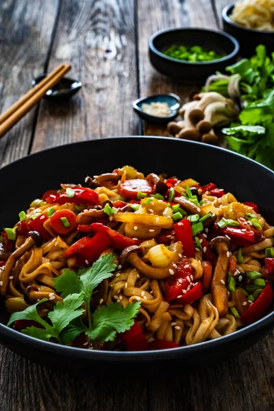 Asian Style Stir Fried Vegetables Noodles Wooden Table — Stock Photo, Image