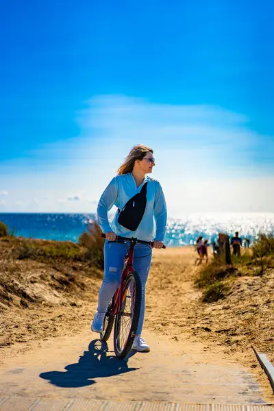 Mitte Erwachsene Frau Fährt Fahrrad Meer — Stockfoto