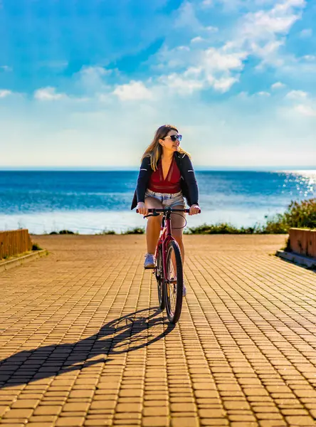 Middelaldrende Kvinne Ridende Sykkel Ved Sjøen – stockfoto