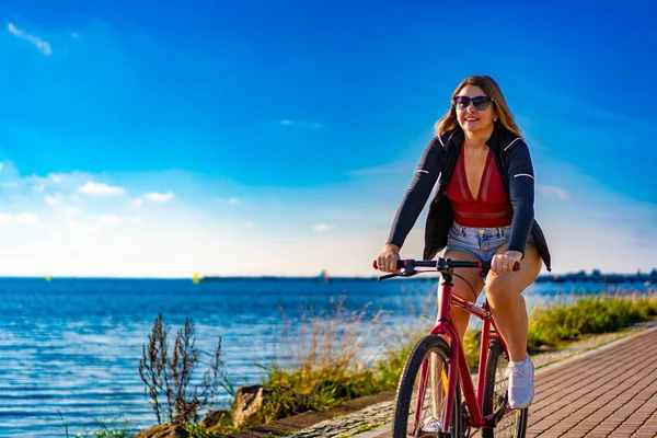 Mid Adult Woman Riding Bicycle Seaside — Stock Photo, Image