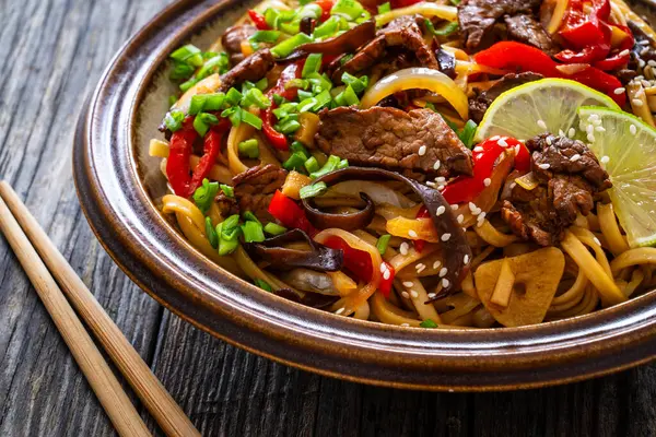 Asian Style Stir Fried Vegetables Roast Beef Chow Mein Noodles — Stock Photo, Image