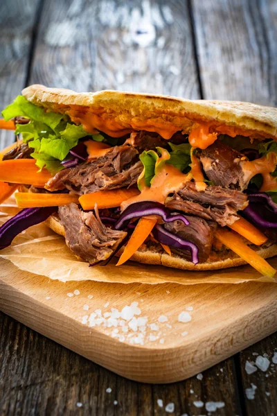 Pita Big Sandwich Pulled Beef Fresh Vegetables Wooden Table — Stock Photo, Image