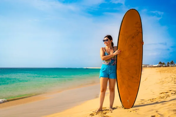 Schöne Frau Mit Surfbrett Sonnigen Strand Von Santa Maria Insel — Stockfoto