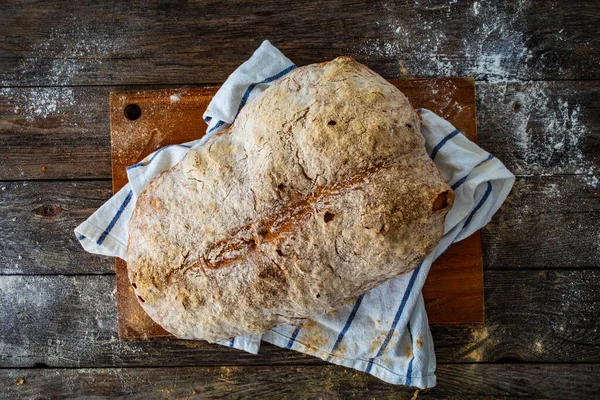自家製のローフ 木製テーブル上の新鮮な焼いたコテージパン — ストック写真