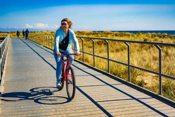 Mulher Adulta Andar Bicicleta Beira Mar — Fotografia de Stock
