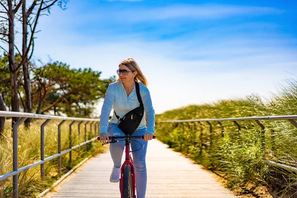 Mid Vuxen Kvinna Rida Cykel Vid Havet — Stockfoto