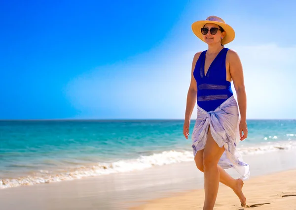 Güneşli Sahilde Yürüyen Güzel Bir Kadın Santa Maria Sal Adası — Stok fotoğraf