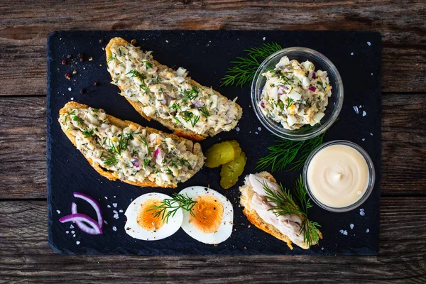 Yumurta Salatalı Lezzetli Sandviç Ahşap Masada Füme Uskumru — Stok fotoğraf