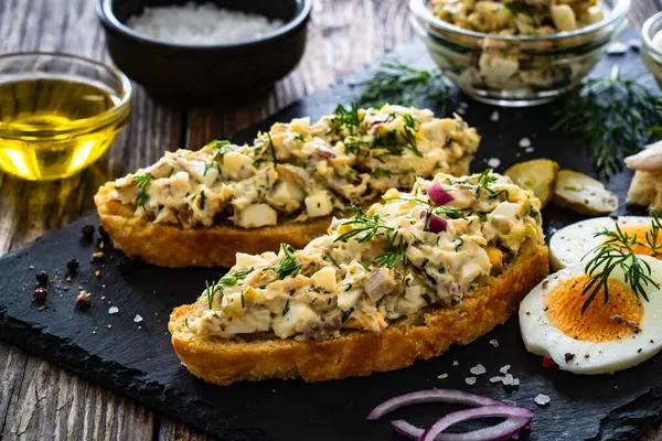 Leckeres Sandwich Mit Eiersalat Und Geräucherter Makrele Auf Holztisch — Stockfoto