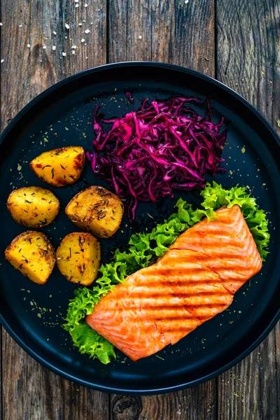 Grilled Salmon Steak Baked Potatoes Red Cabbage Black Plate Wooden — Stock Photo, Image