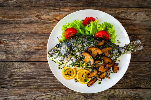 Pişmiş Deniz Kepeği Mantar Ahşap Masada Taze Sebzeler — Stok fotoğraf