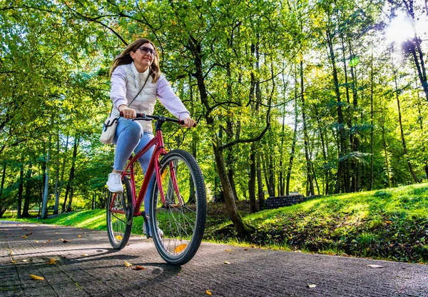 Mid Adulto Donna Bicicletta Nel Parco Della Città — Foto Stock