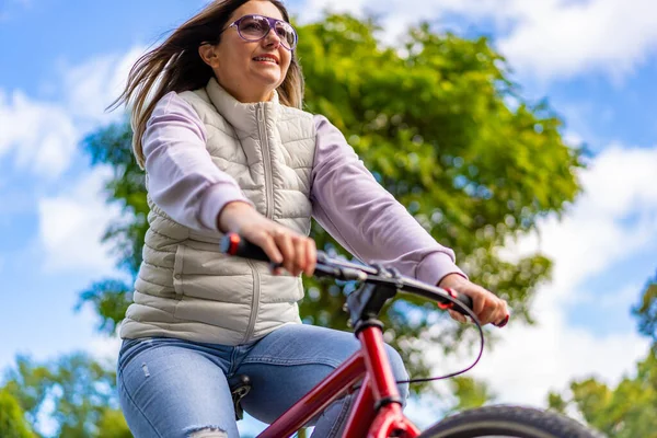 シティパークで自転車に乗る中年女性 — ストック写真