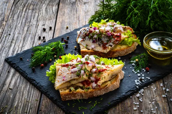 Sandwichs Savoureux Pain Grillé Hareng Mariné Oignon Rouge Sur Une — Photo