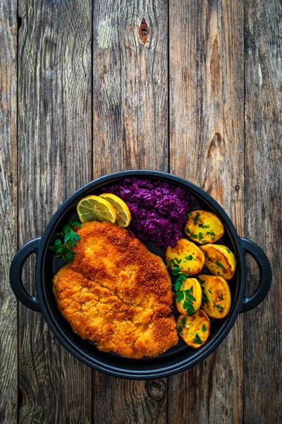 Crispy Breaded Fried Cutlet Baked Potatoes Cooked Red Cabbage Wooden — Stock Photo, Image