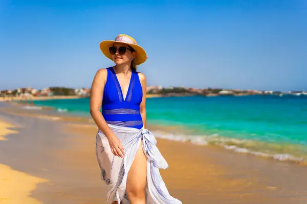 Güneşli Sahilde Yürüyen Güzel Bir Kadın Santa Maria Sal Adası — Stok fotoğraf