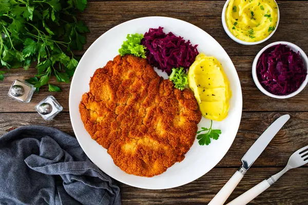 Crispy Breaded Fried Pork Chop Potato Puree Cooked Red Cabbage — Stock Photo, Image