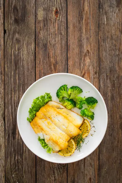 Seared Halibut Fillet Sliced Lemon Boiled Broccoli Wooden Table — Stock Photo, Image