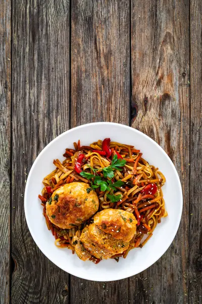 Asian Style Stir Fried Vegetables Pork Meatballs Chow Mein Noodles — Stock Photo, Image