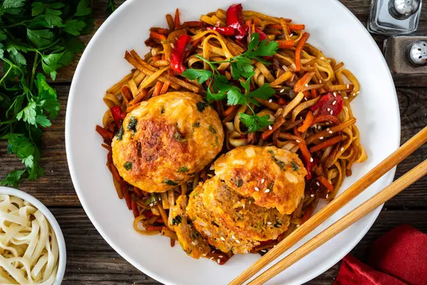 Ázsiai Stílus Keverjük Sült Zöldség Sertés Húsgombóc Chow Mein Tészta — Stock Fotó