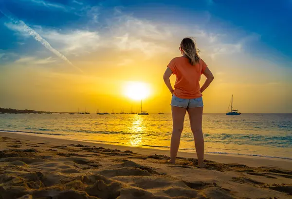 日当たりの良いビーチに立っている美しい中年の女性 — ストック写真