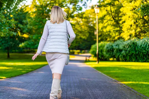 Mid Vuxen Vacker Kvinna Promenader Stadsparken — Stockfoto